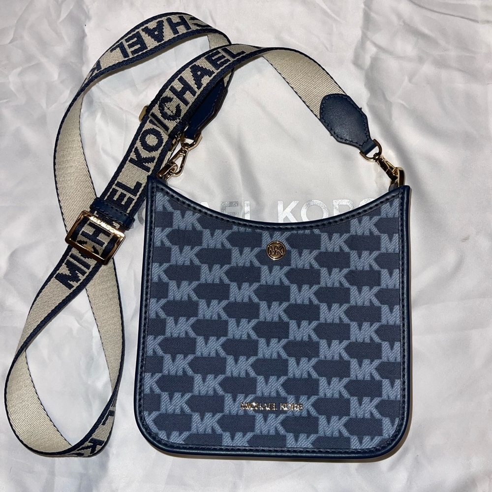 Michael Kors Briley mini messenger bag! Need gone! Accepting offfers💚